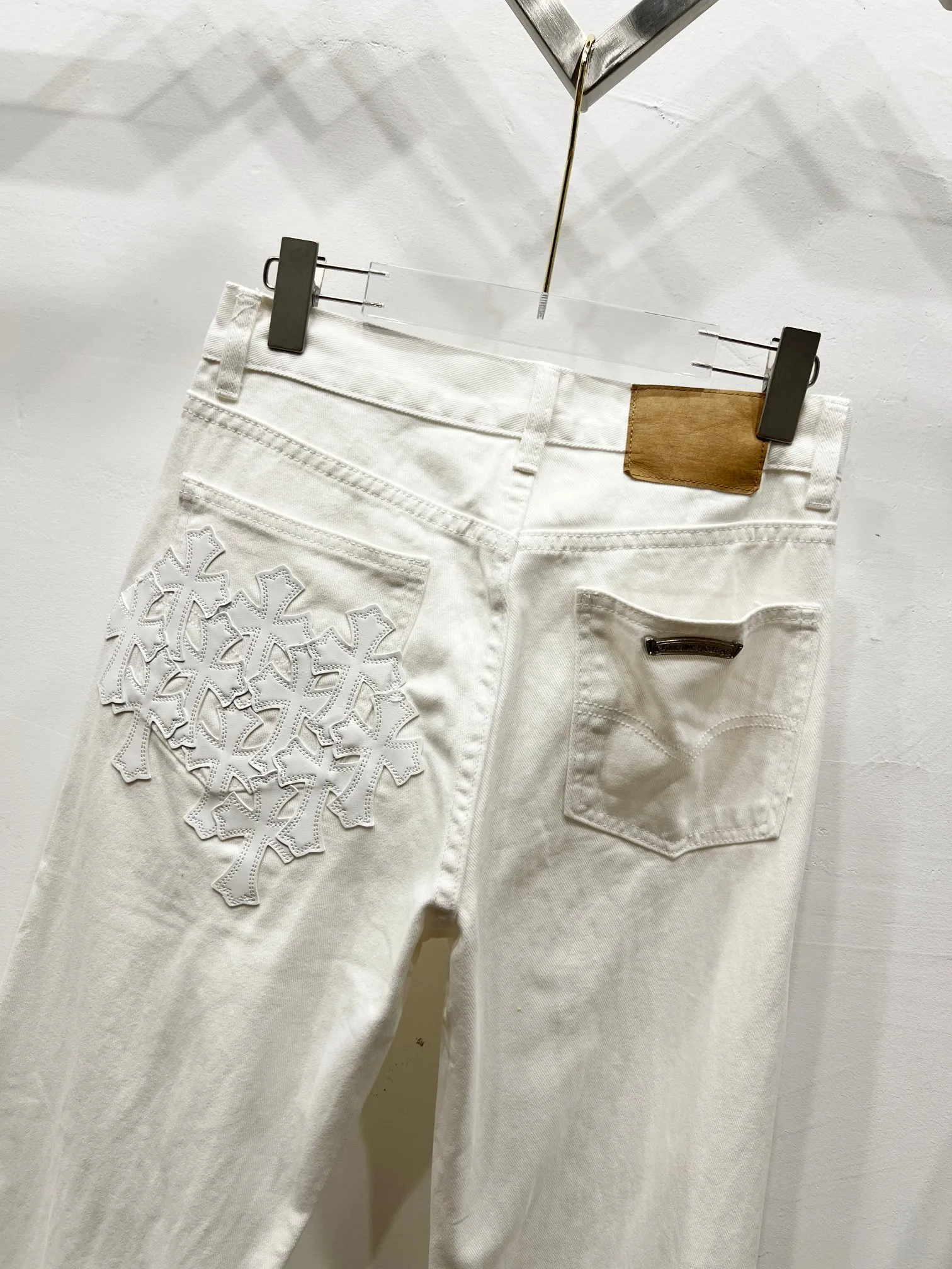 P280 Style Number: (c054) Chrome Heart & Chrome Heart White Bull King Metal Cross Patch Leather Jeans ChromeHearts#Design Jeans Invincible Texture Ceiling-Level Jeans Hard to Find at the Counter‼ ️ Cross patchwork leather jeans, top-notch heavy-duty washing process, calfskin laser-cut cross, distressed silver hardware, straight-leg version slimming the upper body, that lesbian style Color: White Size: S M L XL